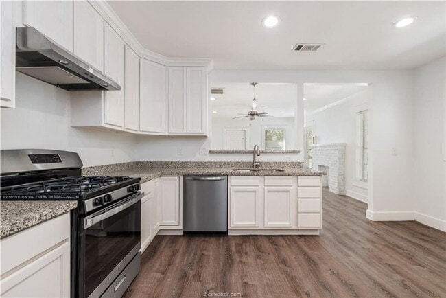 Building Photo - AUGUST PRE-LEASE!! Adorable 3/2 close to D...