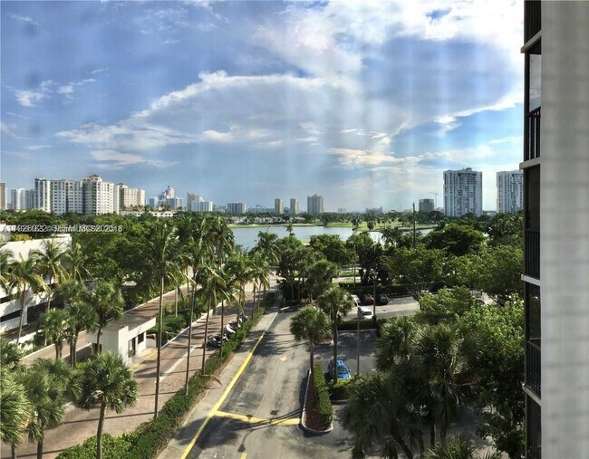 Building Photo - 3731 N Country Club Dr