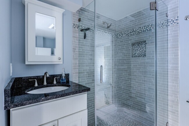 Building Photo - Charming End-Unit Townhouse in Fairlington