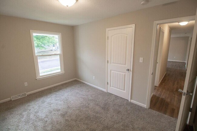 Building Photo - 1909 Newton Dr