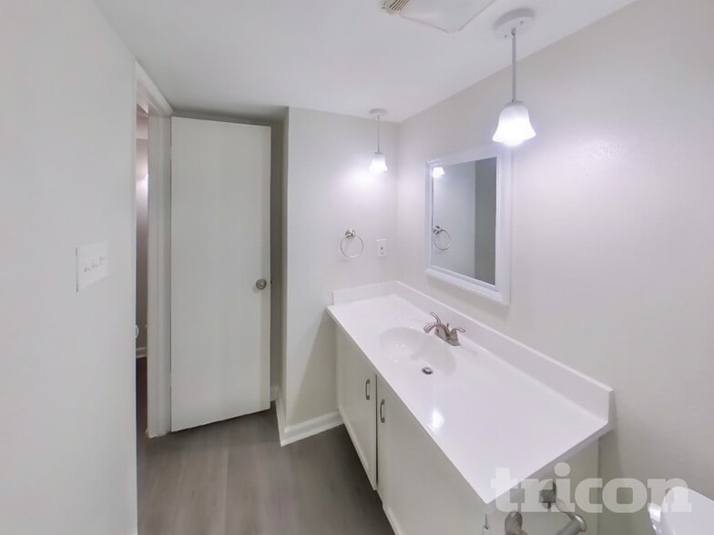 Building Photo - 2106 Newbury Dr