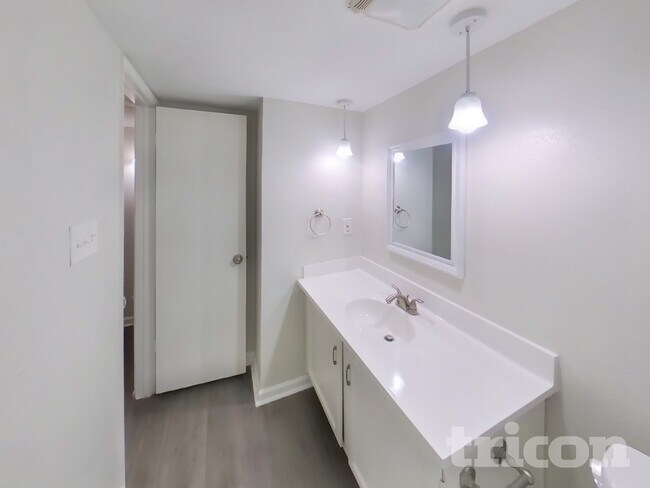 Building Photo - 2106 Newbury Dr