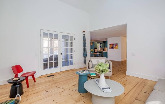 Building Photo - 212 Meadows W