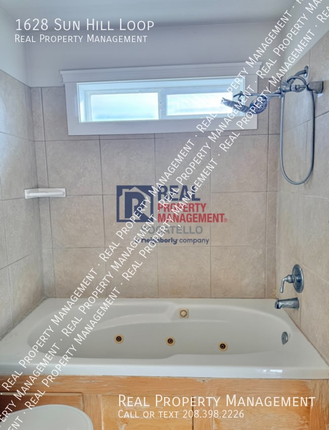 Building Photo - 1628 Sun Hill Loop