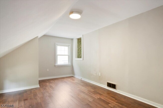 Building Photo - 114 Henshaw Ave