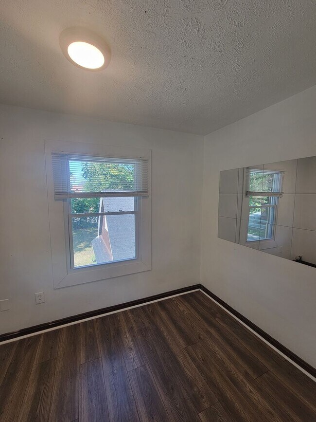 Building Photo - 1185 E 167th St