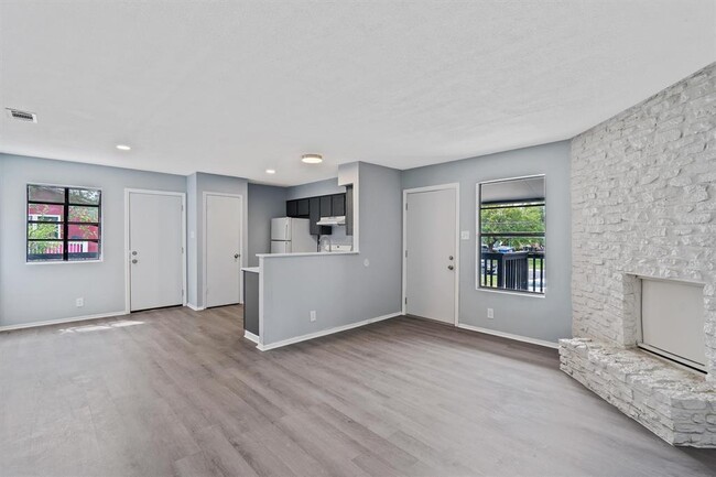 Building Photo - 302 Hedgewood Dr