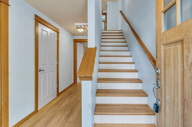 Building Photo - 1721 25th Ave S