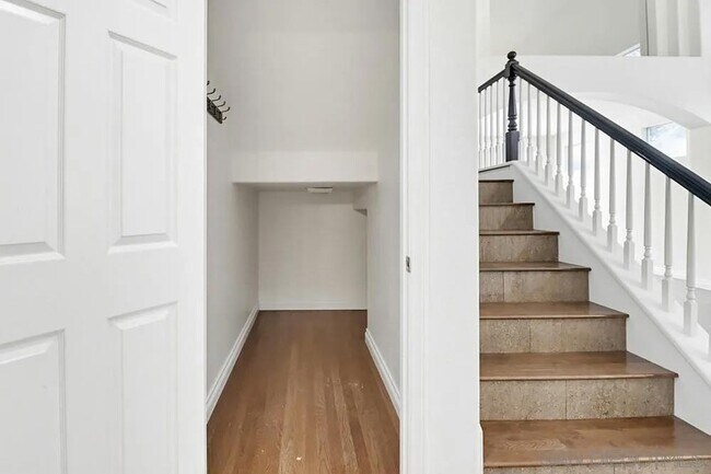 Building Photo - 1100 Corrales Ln
