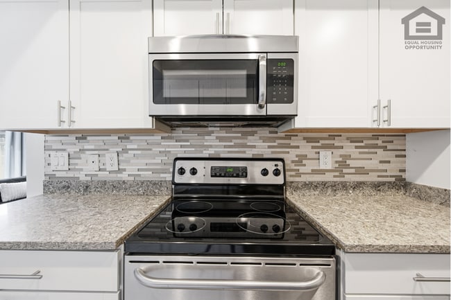 Building Photo - 2Bed/1.5Bath Townhouse at Olive Ave/63rd Ave! Ready for Immediate Move-In!