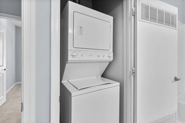 Building Photo - 1 Bed and Den 1 Bath - Silver Spring Condo - Garage Parking Space