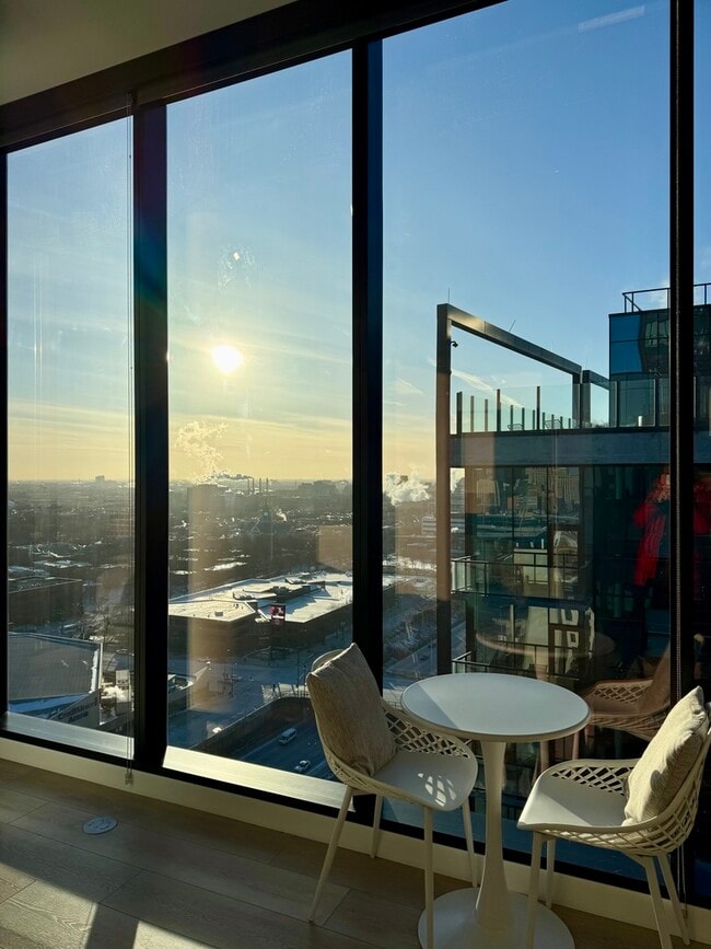 Building Photo - 1101 W Van Buren St