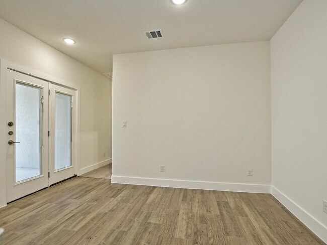 Building Photo - "Elegant 3-Bedroom Condo in Georgetown wit...
