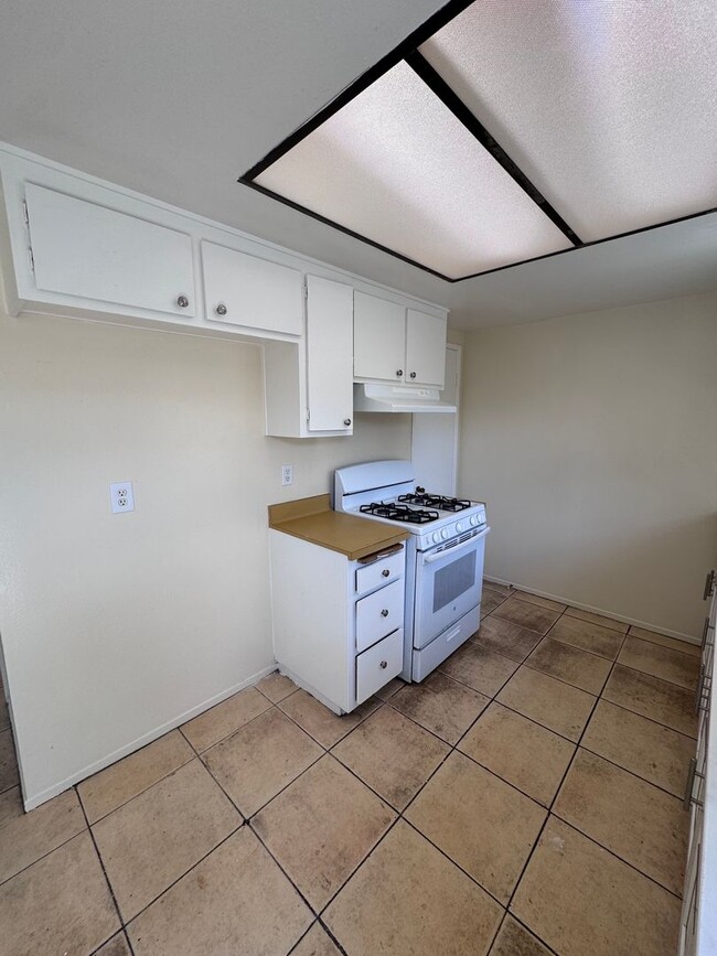 Building Photo - 2 Bedroom 1.5 Bath Attached unit available