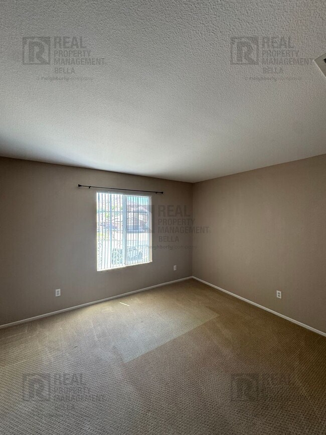 Building Photo - 4-Bedroom Home with Desirable Downstairs Bedroom & Full Bath