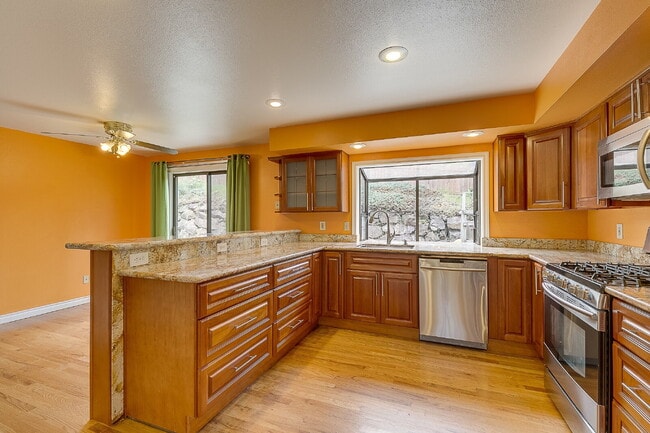 Building Photo - Gorgeous 3 bedroom home in College Hill Skyridge neighborhood of Bellevue