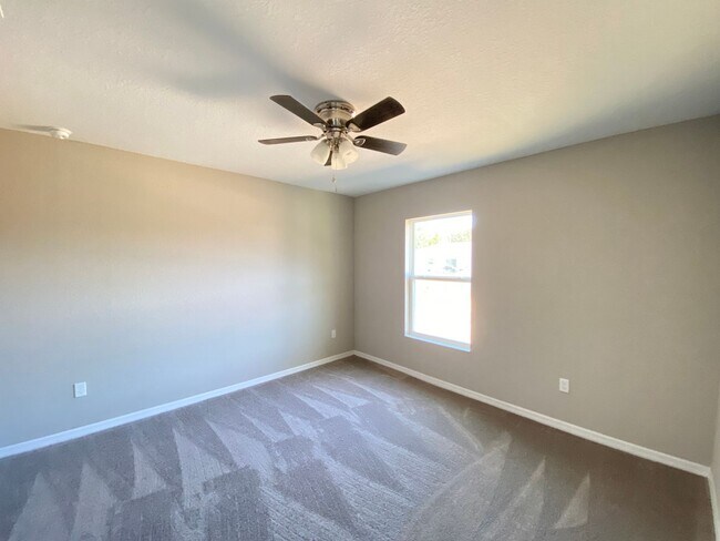 Building Photo - Desirable SW Ocala Neighborhood 3/2/2 *WON'T LAST*