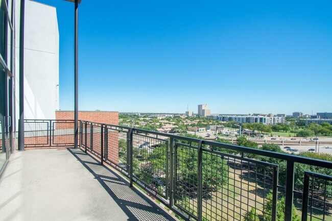 Building Photo - 2 Bed 2 Bath Modern Condo in Uptown Dallas!