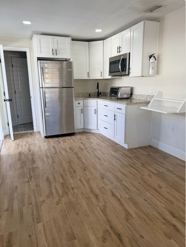 Building Photo - Midtown Studio