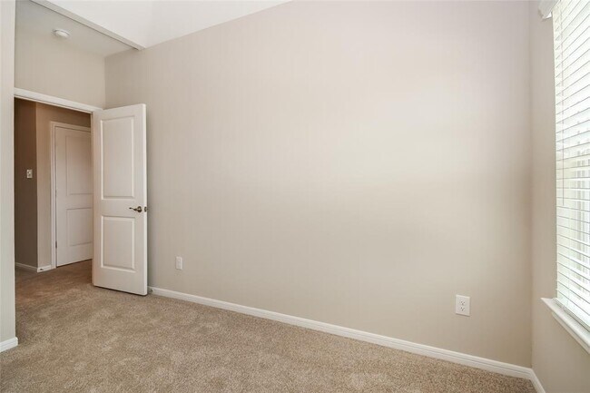 Building Photo - 18735 Lake Harbor Ct