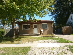Building Photo - Awesome Eastpointe Ranch with finished basement