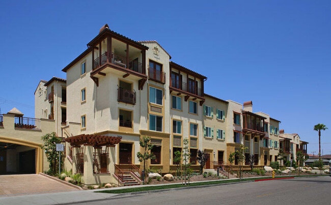 Building Photo - Royale Apts