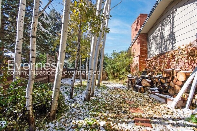 Building Photo - 4 Bed, 3 Bath Home with Fenced Yard & Garage / Available Soon!
