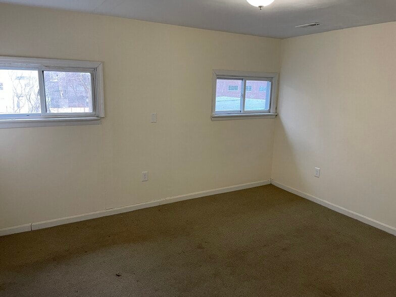 Building Photo - 227 Roxbury St