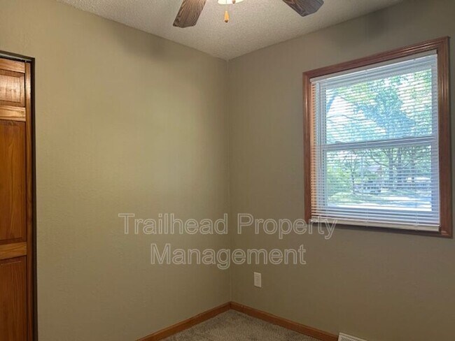 Building Photo - 401 SW Stoney Brook Ln