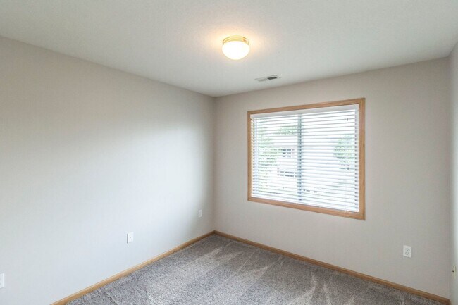 Building Photo - FANTASTIC LOCATION!! 3 Bed, 2.5 Bath Home in Waukee