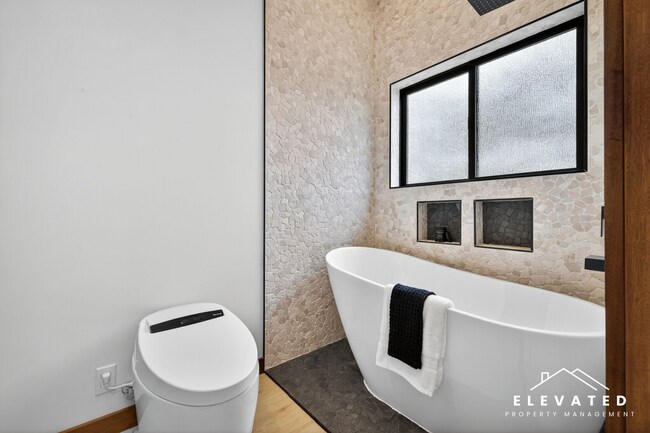Building Photo - 5044 Linda Ln