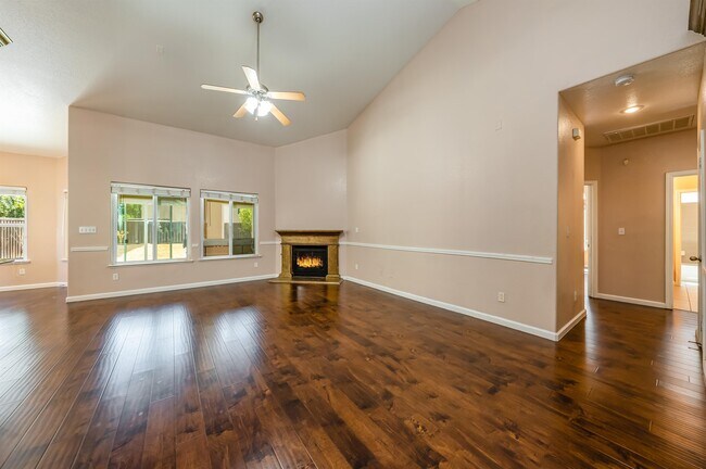 Building Photo - 5857 W Millbrae Ave