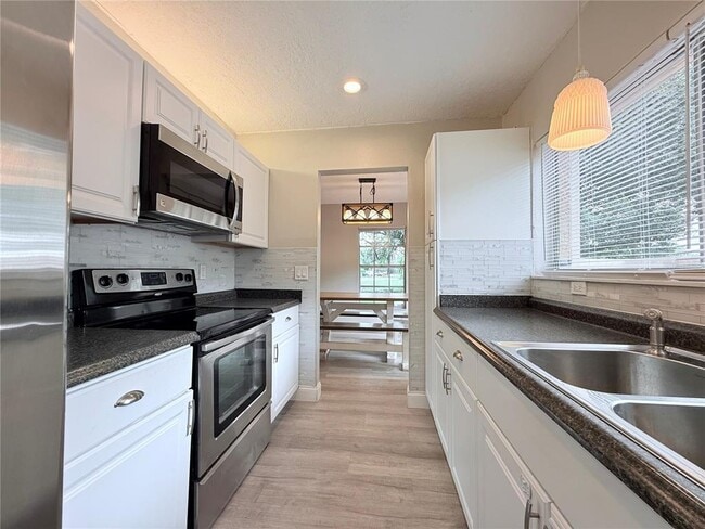 Building Photo - 11893 Raintree Dr