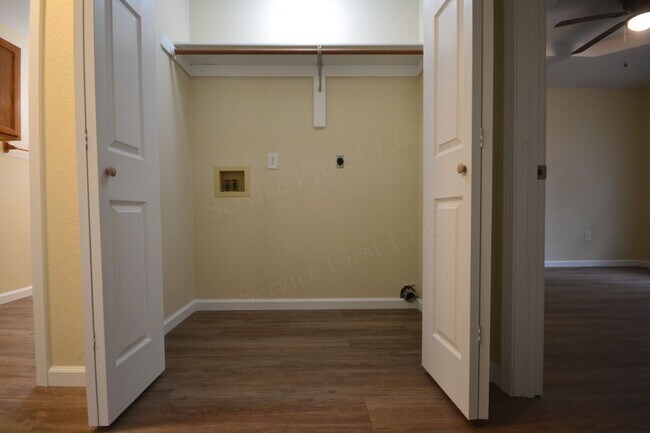 Building Photo - 3 Bed 1 Bath House with a 1 Car Garage For...