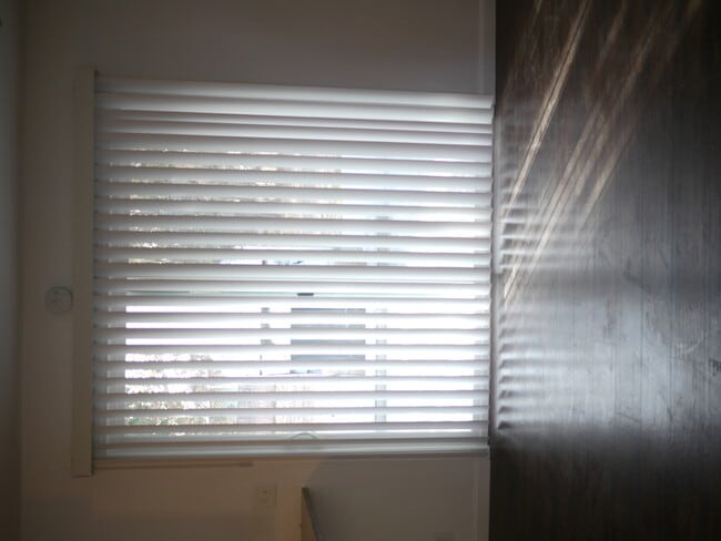 Building Photo - Charming 2-Bed, 1.5-Bath Home with 2-Car Garage in Hesperia, CA!