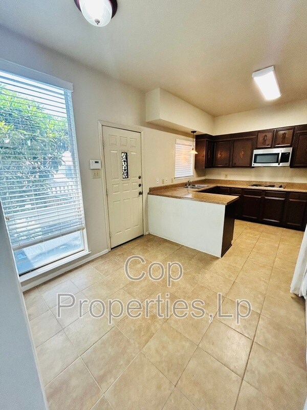 Building Photo - 3678 Hidden Dr