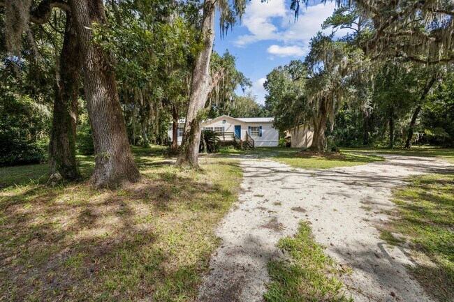 Building Photo - Spacious 3/2 Home on Nearly an Acre in Fernandina Beach