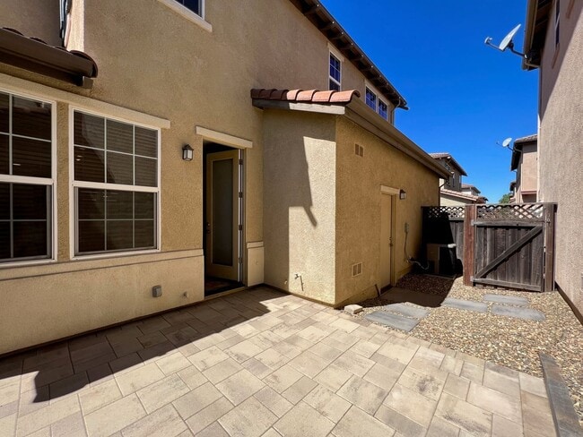Building Photo - Desirable 4 Bed 3 Bath 2-Story Home in Folsom