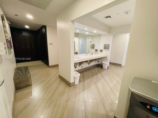 Building Photo - 20281 E Country Club Dr