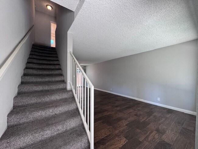Building Photo - 547 Cherry Ave