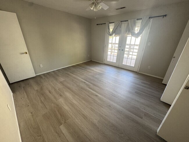 Building Photo - Amazing Home in Bloomington Hills