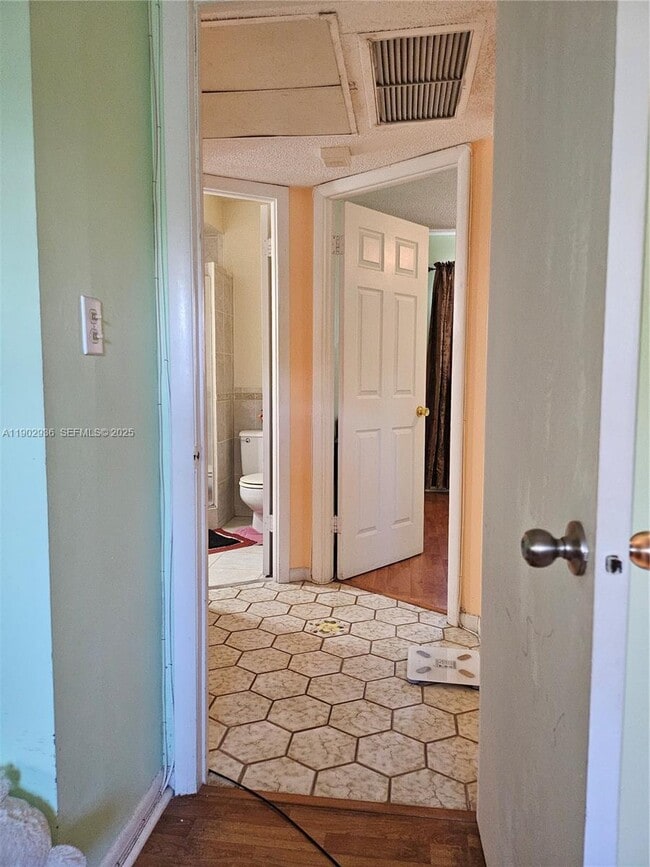 Building Photo - 5121 W Oakland Park Blvd