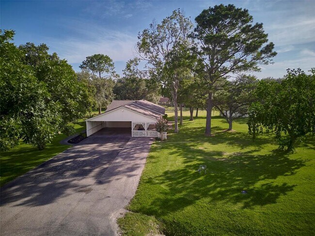 Building Photo - 902 Clover Ridge Ave