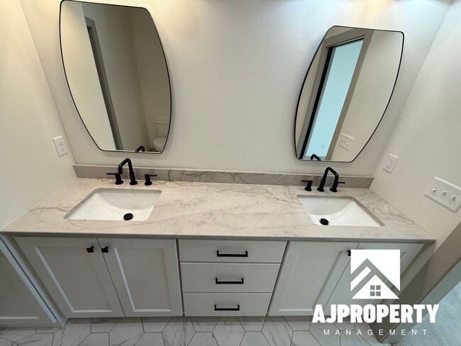 Building Photo - 8609 W Shoreline Pl