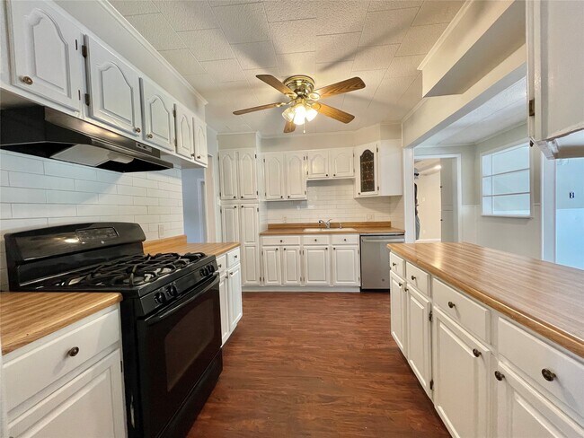 Building Photo - 1112 Southampton Dr