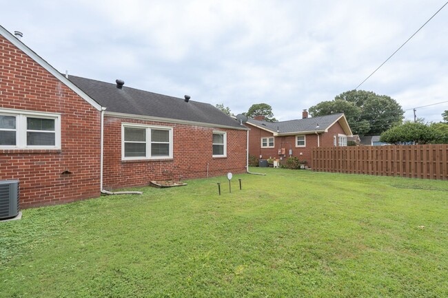 Building Photo - MOVE IN READY 3 Bedroom in Chesapeake!