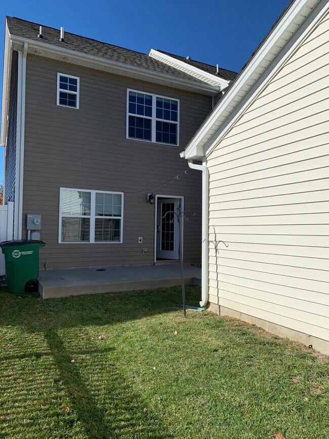 Building Photo - 3 Bedroom 2.5 Bath Townhouse 1 Car Garage