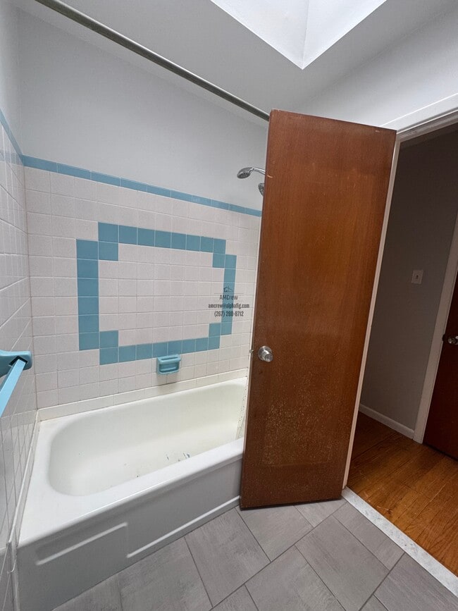 Building Photo - 10008 Jeanes St