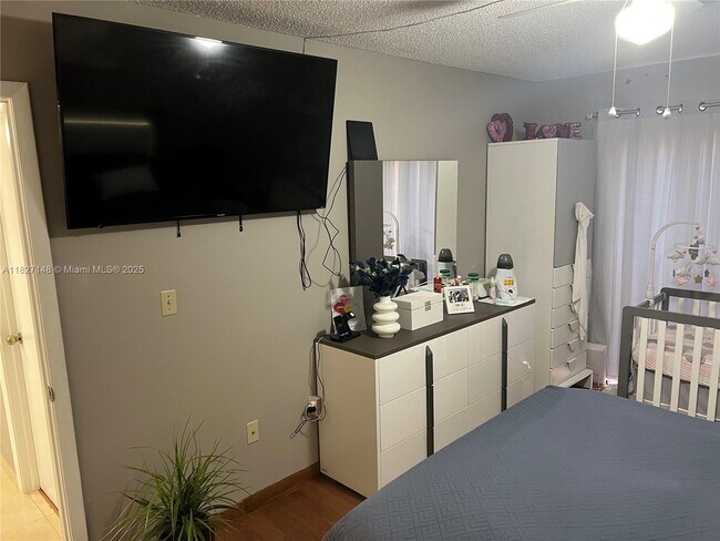 Building Photo - 6631 SW 137th Ct