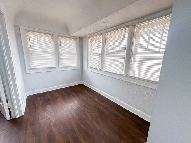 Building Photo - 136 W 37th St